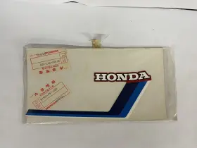 87502-957-020 HONDA Gas Tank Right Decal Emblem Sticker Nos #2