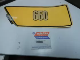 1T3-21786-00 YAMAHA Nos Right Cover Emblem XS650